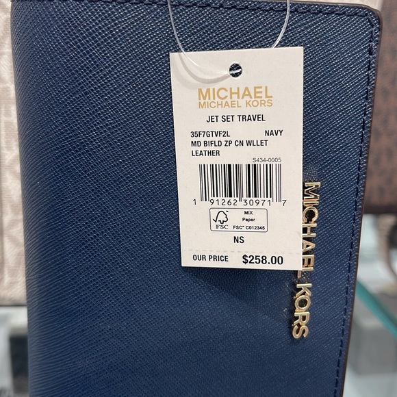 MICHAEL KORS
Medium Crossgrain Leather Wallet
Navy 
NWT - Picture 8 of 16
